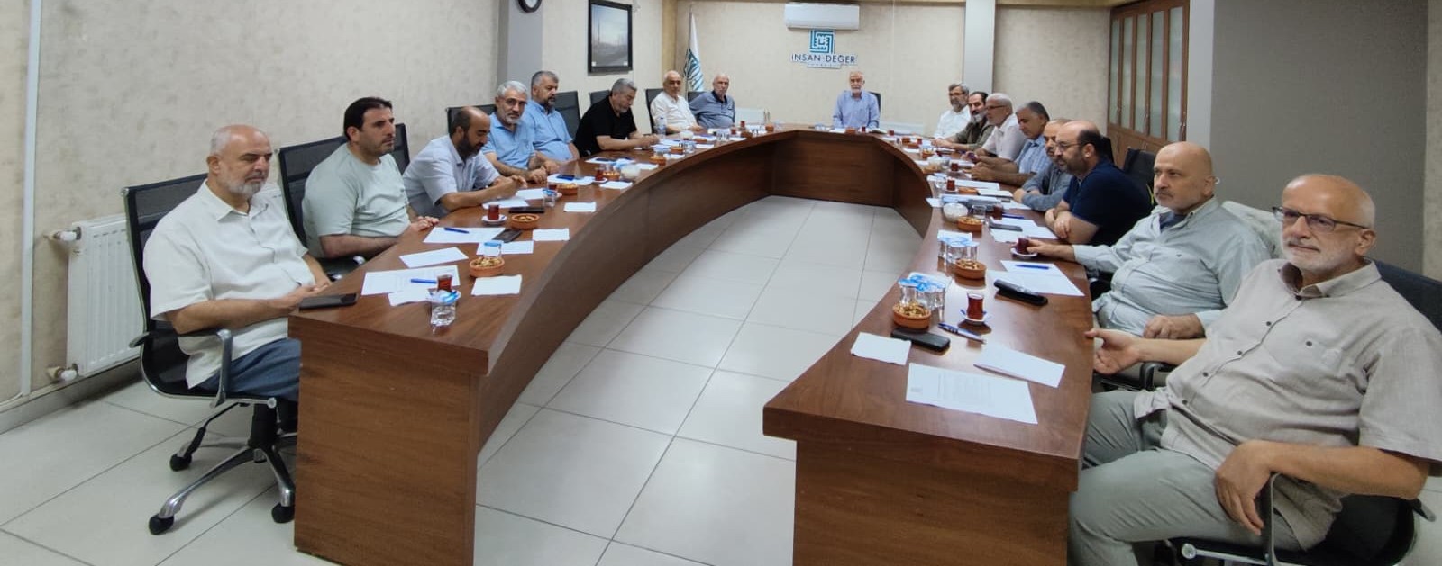 İnsan ve Değer Hareketi yönetimi, mutad aylık toplantısını hareketin genel merkezinde gerçekleştirdi.